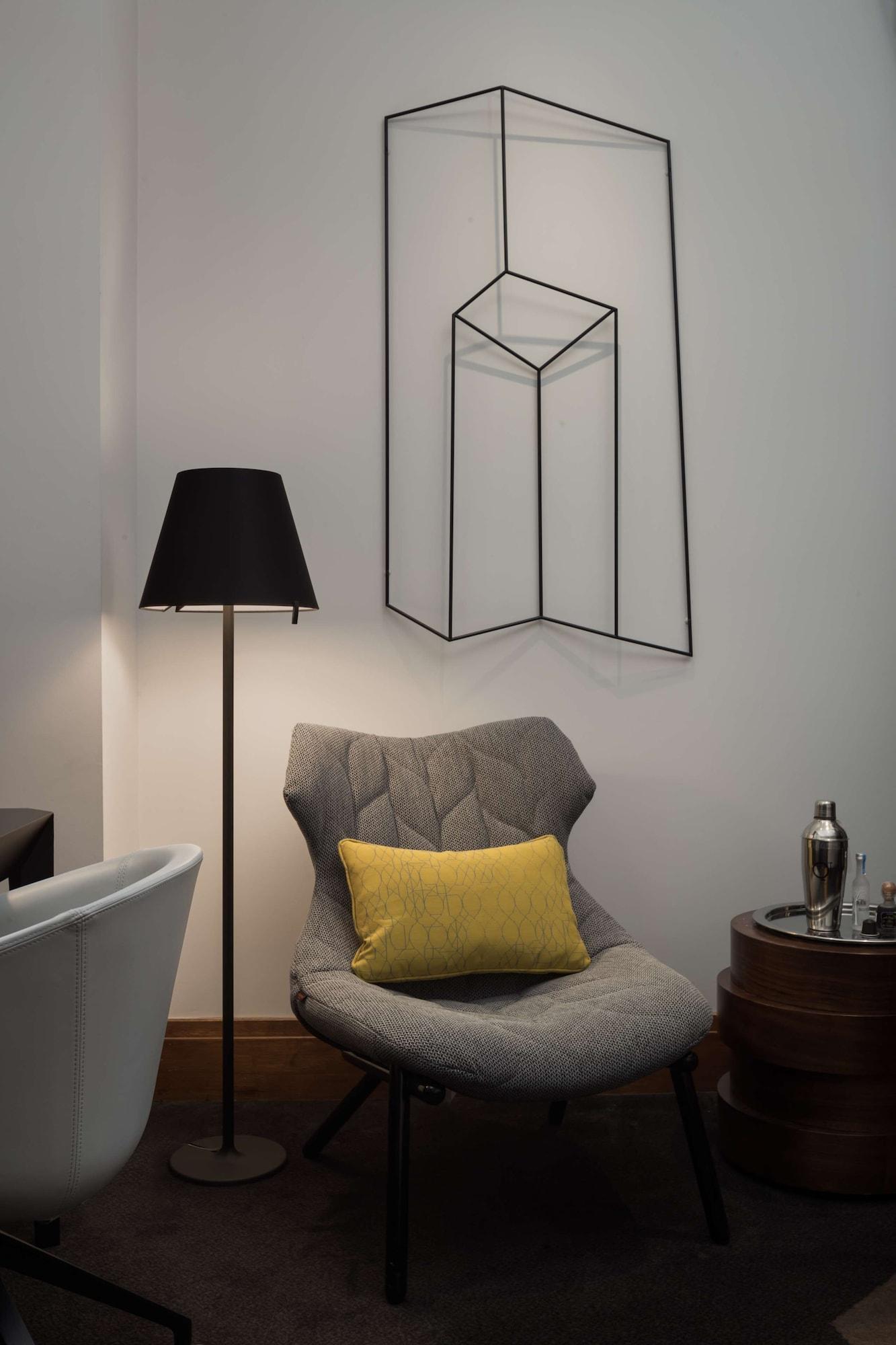 Qt 시드니 외부 사진 A floor lamp