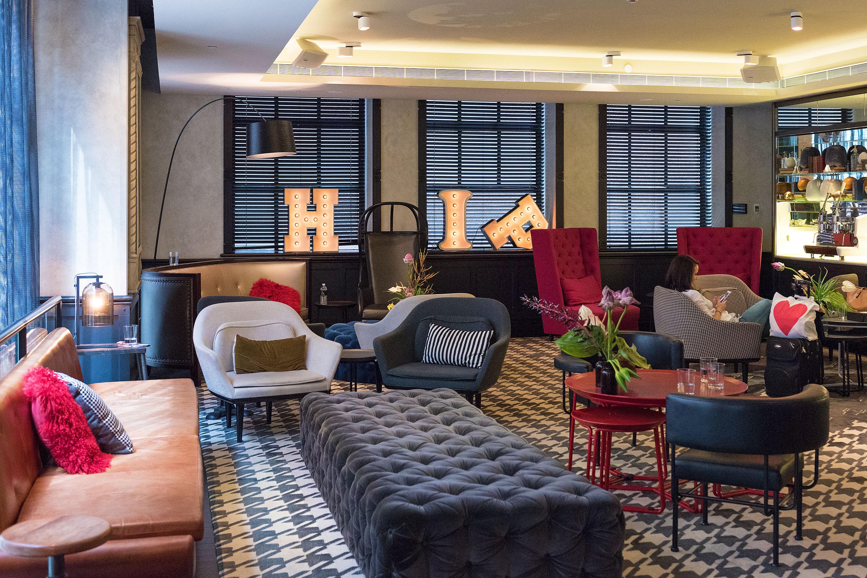Qt 시드니 외부 사진 The lobby of Hotel H10 in Madrid, Spain