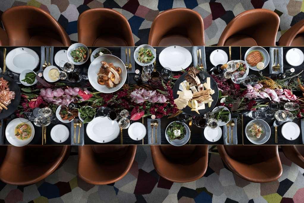 Qt 시드니 시설 사진 A table at the restaurant