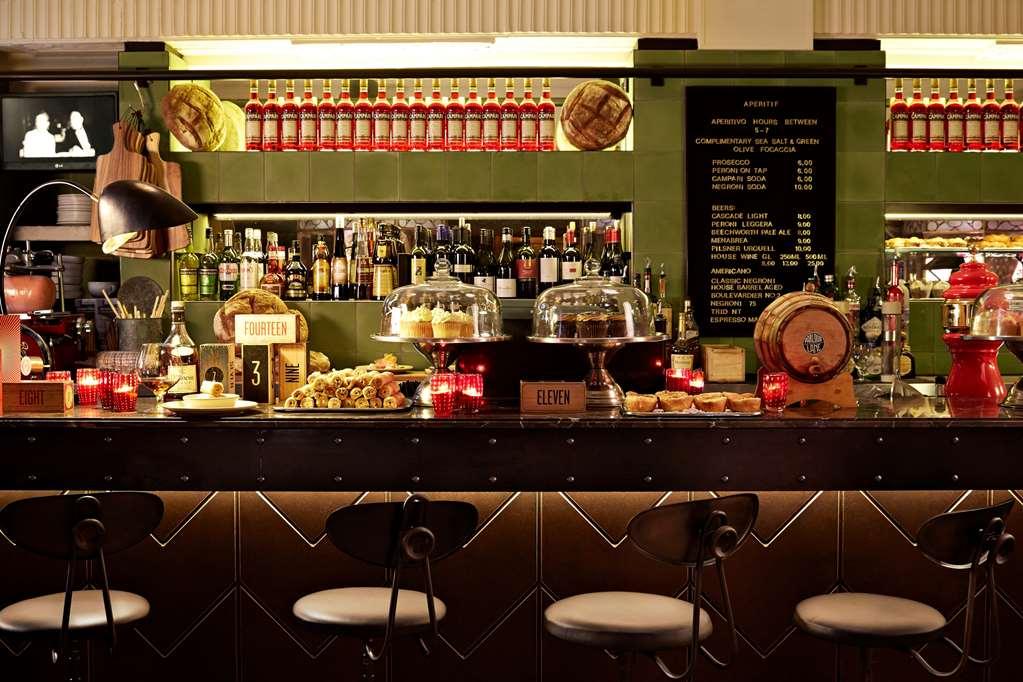 Qt 시드니 레스토랑 사진 The bar at the restaurant