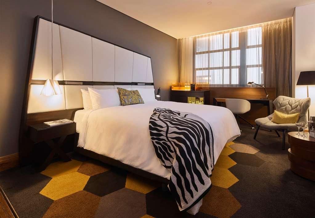 Qt 시드니 객실 사진 A guest room at the hotel