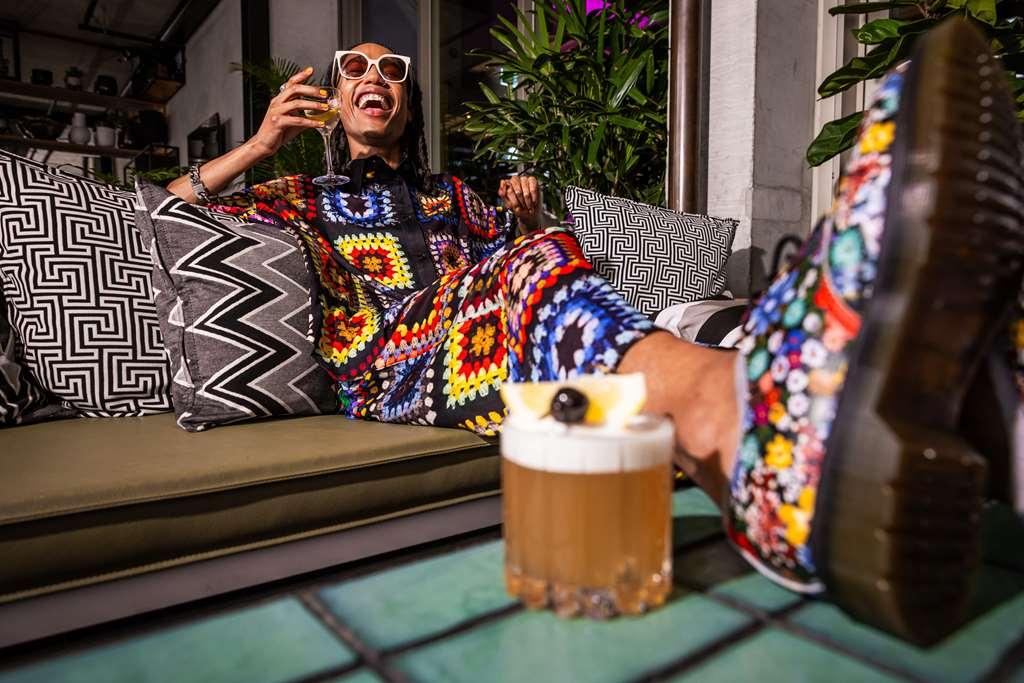 Qt 시드니 시설 사진 A woman drinking a beer
