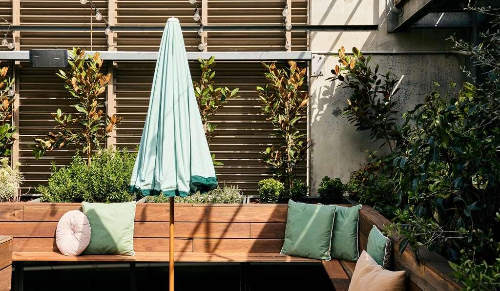 Qt 시드니 레스토랑 사진 A patio umbrella