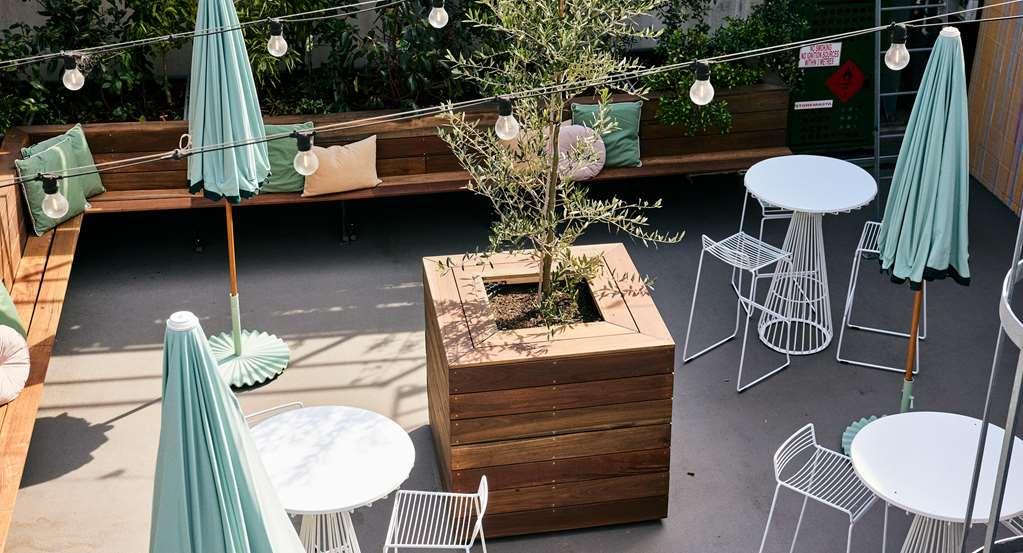 Qt 시드니 레스토랑 사진 A tree in a planter box